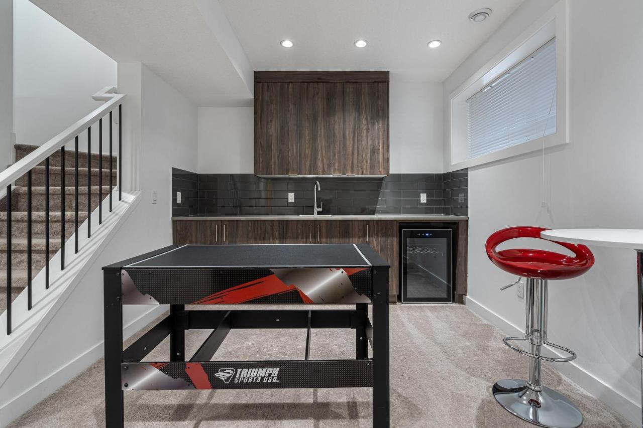 Contemporary Luxury 4 Bedroom House Near Downtown YYC Екстериор снимка